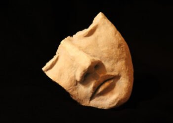 Perempuan Berwajah Hancur*