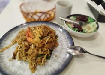 Kisah dalam Sepiring Char Kway Teow: dan perbedaan melangit antara dolar dan ringgit