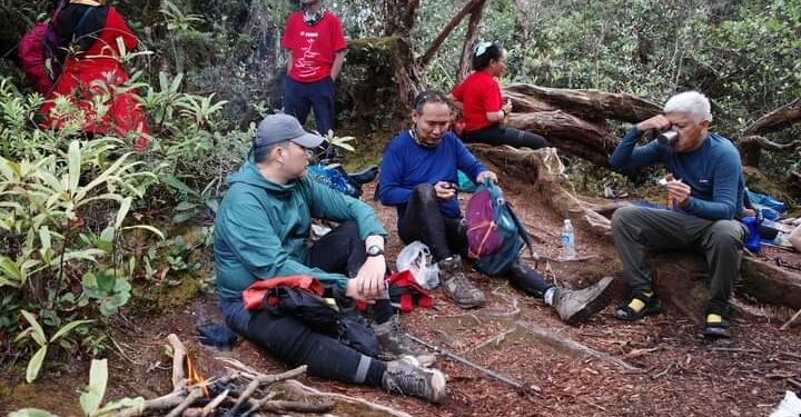 “Ketika Pulang dengan Sepatu Bersih”