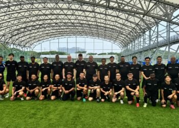 Melatih Bola, Melatih Menghadapi Manusia