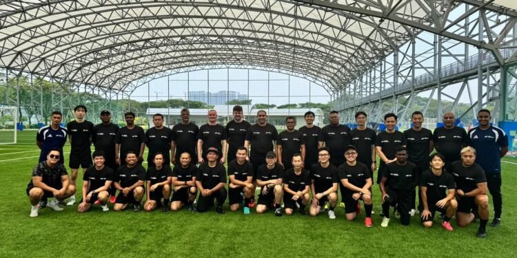Melatih Bola, Melatih Menghadapi Manusia